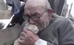 【動画】火事で全てを失った男、大切な家族(猫) を抱きしめる　ネット「助かって良かった」