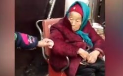 【動画】84才の娘に飴をあげる107才のお母さん‥娘さんの嬉しそうな顔がすごく素敵