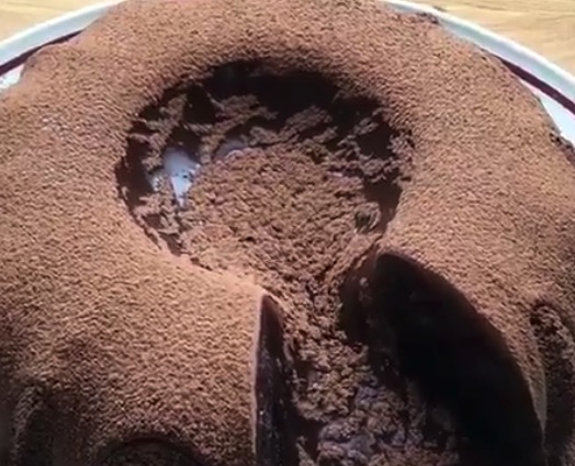 【スイーツ】チョコレートの「雪崩」を目撃できるケーキが話題に。これはずるい！