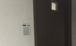 【ｗ】ドアの横に電卓を貼りつけると・・暗証番号必須の部屋に見えると話題