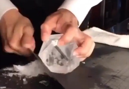 【神業】氷の塊からナイフで丸氷を削り出すプロの技術にネット騒然