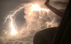 【怖】飛行機から激写された雷!!もの凄い！