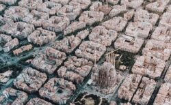 【！】芸術的なバルセロナ市街、空撮写真がおいしそうに見える人 続出ｗ