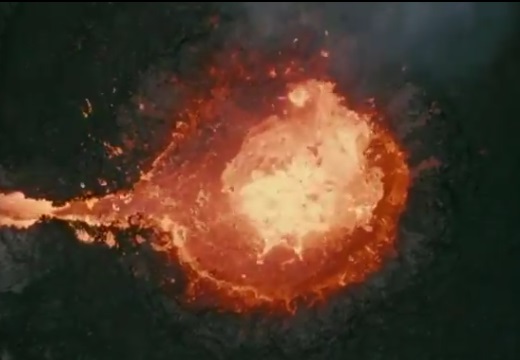【迫力映像】ドローンが噴火する火山を真上から撮影。あまりの映像にネット騒然「CGみたい」