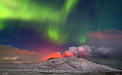 【幻想的】アイスランドで噴火する火山とオーロラが1枚の写真に撮影される