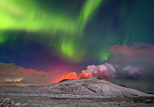 【幻想的】アイスランドで噴火する火山とオーロラが1枚の写真に撮影される