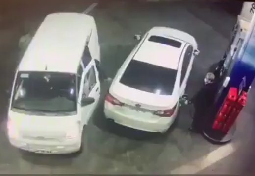 【動画】独りで給油中、強盗団が!! 10秒で撃退したおじさんが凄いｗ