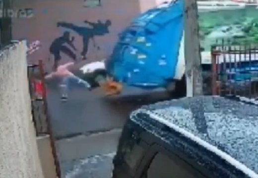 【間一髪】道路に飛び出し車にはねられそうになった子供、偶然通りかかったゴミ収集作業員が救う！