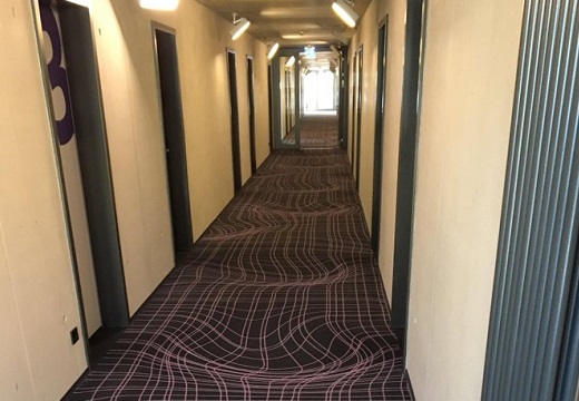 【！？】廊下を走らないようにするためにデザインされた3Dカーペットが凄すぎるｗ