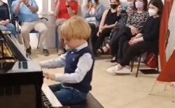 【天才】モーツァルトの楽曲を堂々と演奏するイタリアの5才児。まるでモーツァルト