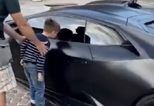 【動画】高級車に興味津々でも触れずに遠慮する礼儀正しい少年と、車内を見せてあげたい車のオーナー　素敵すぎる
