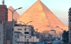 【！】道路から見える朝日に照らされたピラミッド、絶景・・・