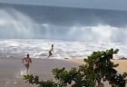 【緊迫映像】有名サーファー、溺れる女性に猛ダッシュで向かい救出する