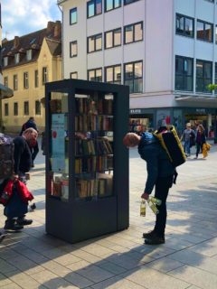 ドイツの路上に本棚が登場、欲しい本が見つけられたらラッキー！