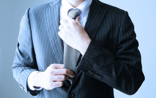 【スーツ】毎朝、ネクタイ着用に時間を使っていませんか？この方法なら一瞬で解決！