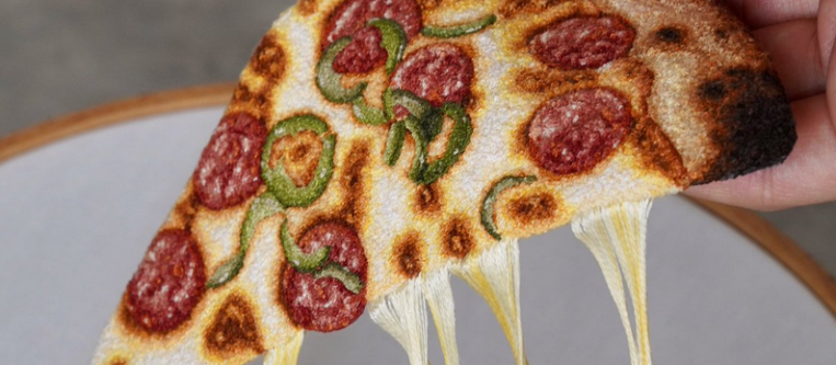 『チーズがとろ〜！！』糸でピザを作る刺繍画家が凄い！