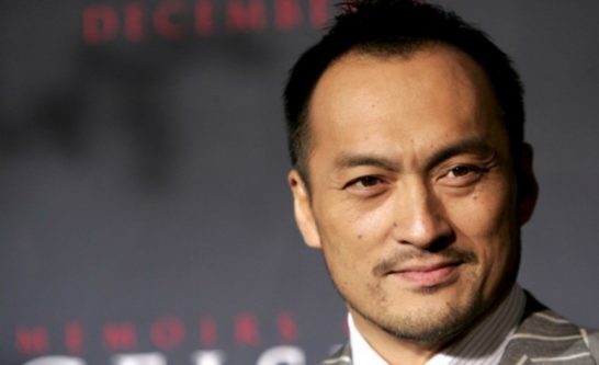 「セクシイだな笑」渡辺謙、ゼクシィの機械にウェディングドレスを着せられる