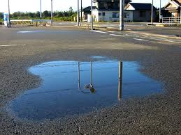 【道路】水害対策用の「アスファルト」が凄すぎる。消えた水はどこに行ってるん！