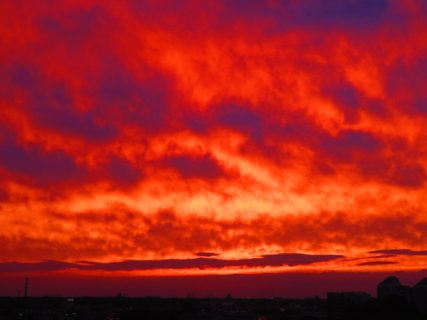 【空】何かの予兆か？「真っ赤」すぎる夕焼けが話題に。GANTZで見たぞ！