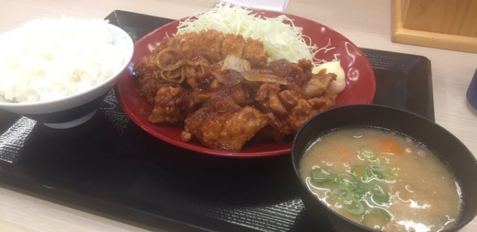 かつやの新作「生姜からあげだれのチキンカツ定食」のボリュームが凄い! どうやらタレに秘密があるらしい