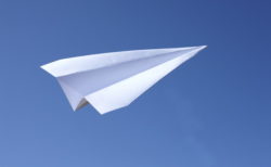 【青春】これが紙飛行機の「奇跡」だ！一体どれくらいの確率なんだろうか。