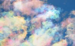 【空】なんとも美しい「彩雲」を発見。こんな綺麗なものが自然に発生するのか・・・