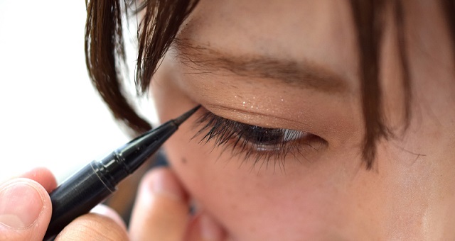 【メイク】美人には内緒にしたい「ケバくならず目が大きくみえる簡単テク」が話題