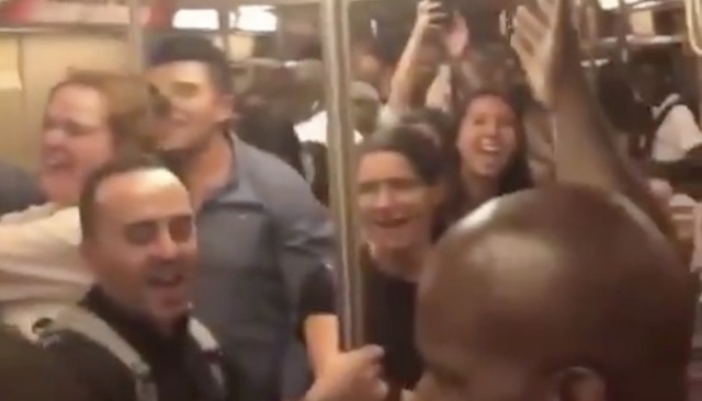 ニューヨークの地下鉄が楽しそう！名曲が流れると大合唱に発展！「乗り合わせたら楽しそう」「いいなーこういうの」