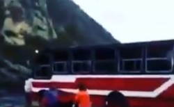 【動画】ベネズエラのバスの移動手段が豪快すぎる！この発想はなかった・・・