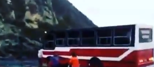 【動画】ベネズエラのバスの移動手段が豪快すぎる！この発想はなかった・・・