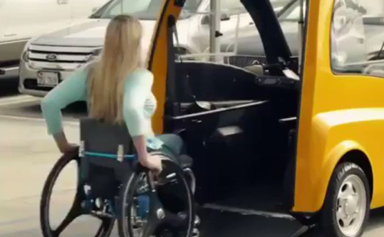 【朗報】車椅子でもそのまま乗れる「電気自動車」が登場。これは凄い！