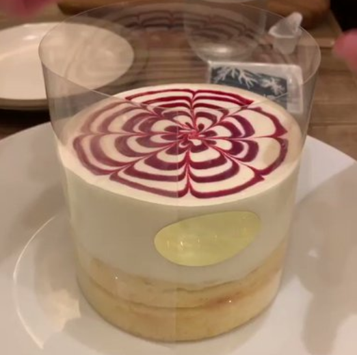【動画あり】「白い恋人」で有名なイシヤカフェの「いちごパンケーキ」の演出が素敵すぎる！　これは是非食べに行きたい！
