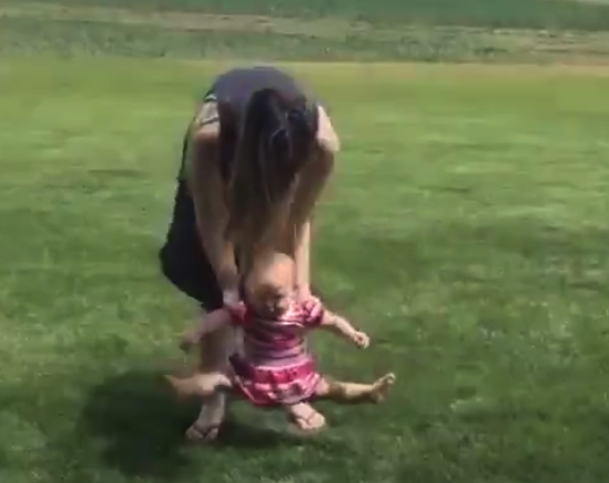 【何故？】初めての ”芝生” に裸足で歩きたくない赤ちゃんが可愛すぎる！
