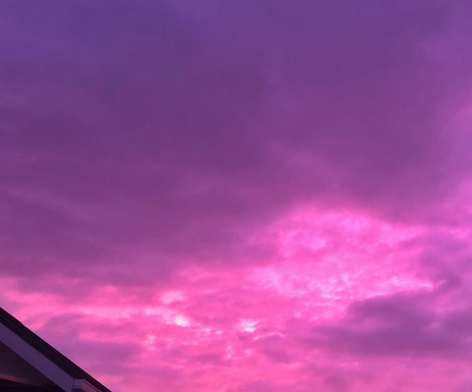 夕焼け 日本各地で紫色の 空 が確認される 台風の影響でしょうか 怖いな Break Time