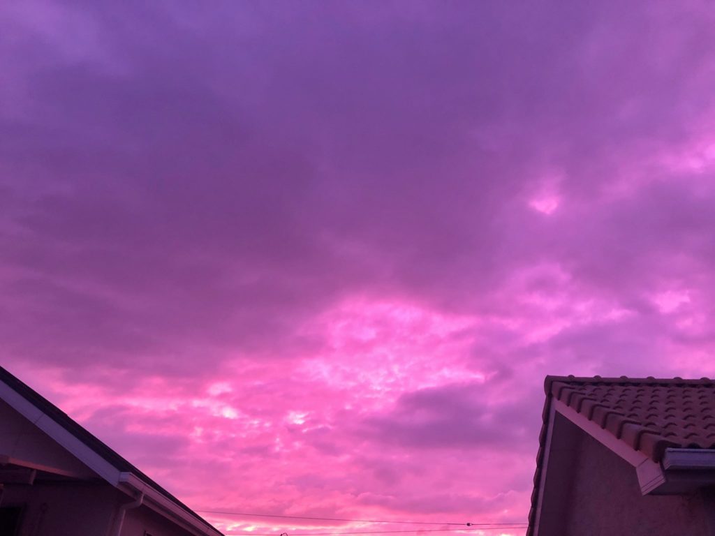 夕焼け 日本各地で紫色の 空 が確認される 台風の影響でしょうか 怖いな Break Time