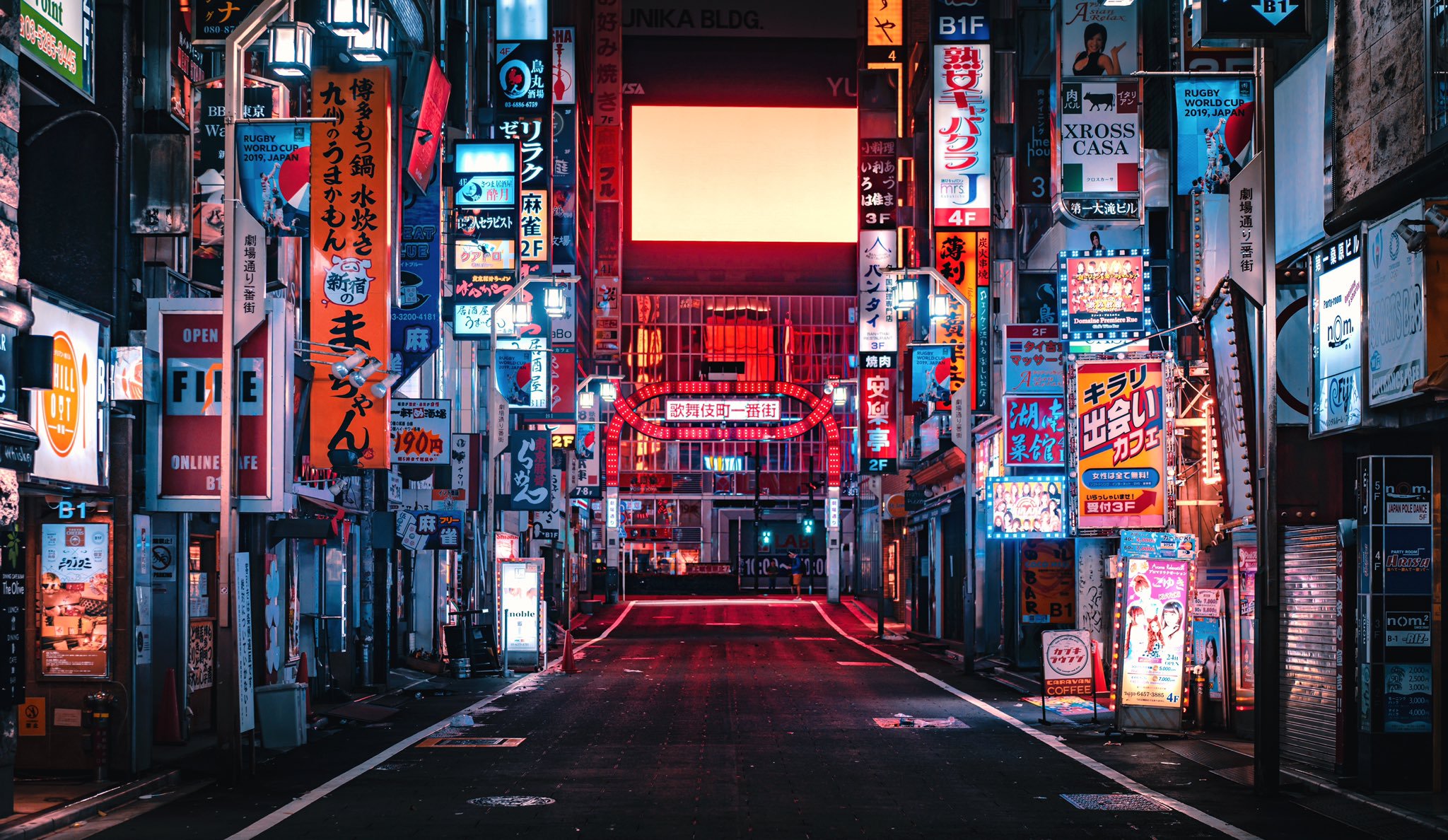 【写真】台風で人がいなくなった「新宿」が幻想的過ぎる。まるで龍が如く!