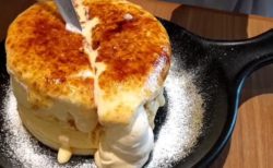 【スイーツ】「TAMAGOYA」の「ブリュレパンケーキ」が美味しそう！　これは幸せになれるね！