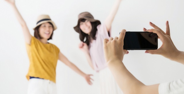 【恐怖の他撮り】「自撮りならかわいいのに‥」を解決☆可愛く見える角度が重要!鏡で練習するしかないと話題