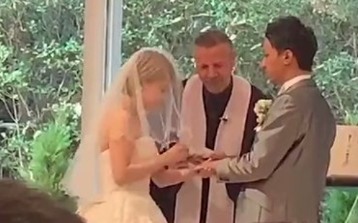 【ほっこり速報】結婚式のベールアップで間違ってお辞儀しちゃう新郎さん、かわいすぎぃぃぃ