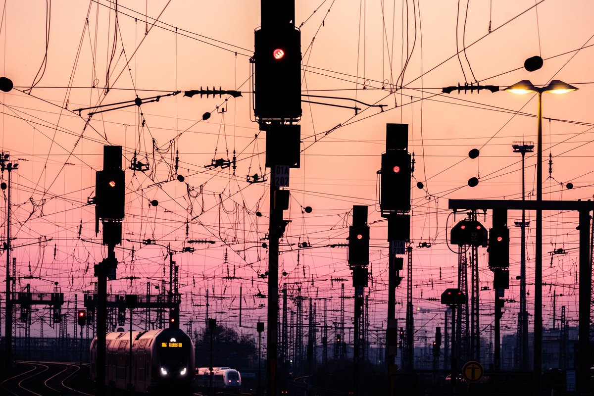 ドイツ「フランクフルト中央駅」の夕暮れの電線がストライクすぎると話題に!