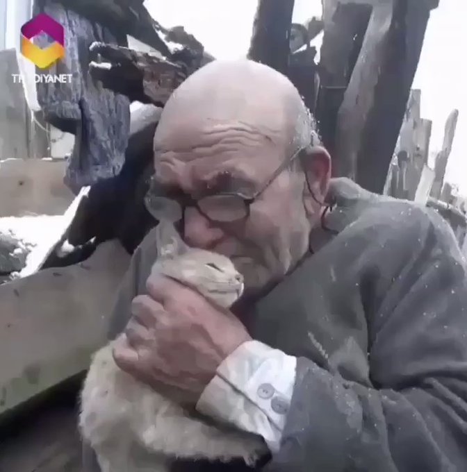 【動画】火事で全てを失った男、大切な家族(猫) を抱きしめる　ネット「助かって良かった」