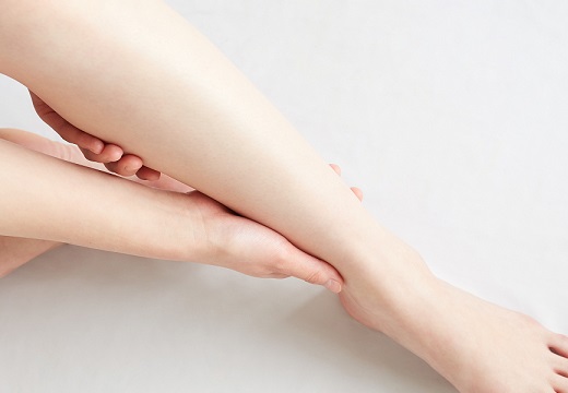 【足の浮腫み】足のむくみが辛い人に朗報!「お風呂の中で正座するだけ」水圧でもみほぐしと同じ効果が