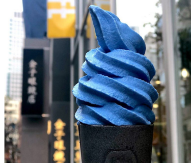 【びっくり】銀座にある青いソフトクリームが斬新すぎる！　いったい何だこれは！