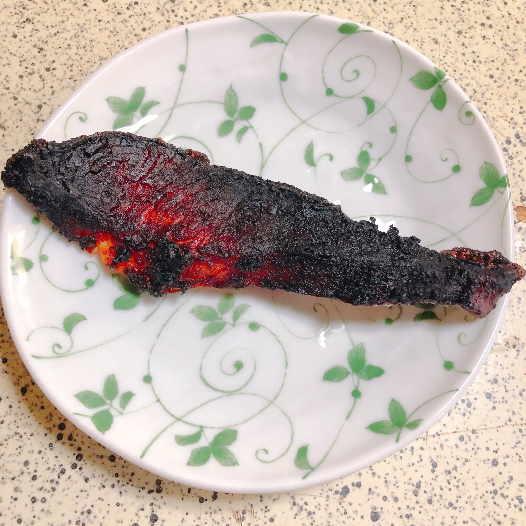 【炭化】鮭を焼いたまま ”うっかり放置” してしまったら「灼熱の鮭」みたいなのが完成した!