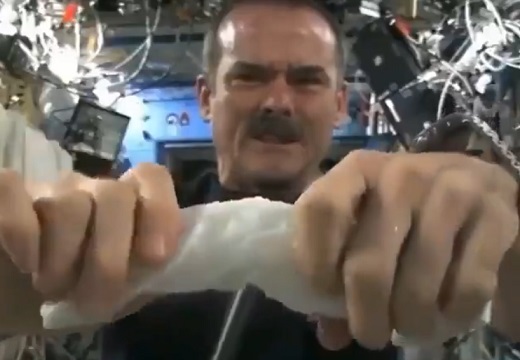 【ドキドキ】宇宙空間で濡れたタオルを絞ってみる実験「緊迫感がすごい」