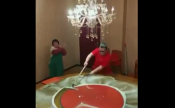【職人】中華料理屋の「回るテーブル」の掃除方法が ”天才的” すぎる！
