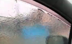 【北海道】まるで二重窓になったかのような「車の窓」が話題に。氷が張ってるよ！