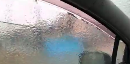 【北海道】まるで二重窓になったかのような「車の窓」が話題に。氷が張ってるよ！