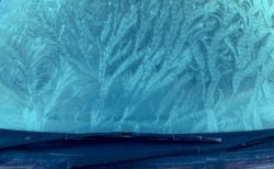 【アート】凍った車のフロントガラスが「芸術的」すぎると話題に。綺麗だな〜