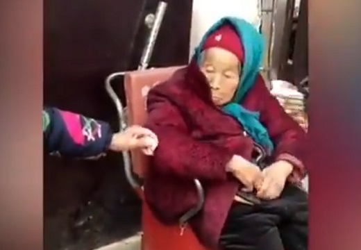 【動画】84才の娘に飴をあげる107才のお母さん‥娘さんの嬉しそうな顔がすごく素敵